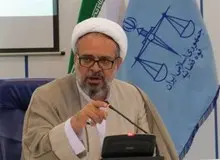 یک مقام قضایی: خانم ندا بیات در زنجان به دلیل مشکلات خانوادگی روی ماشین پلیس ایستاده است