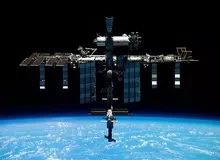 اولین پیاده روی اعراب در فضا/سلطان النیادی با برچم امارات در ایستگاه بین المللی پیاده روی می کند