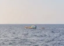 نیروی دریایی بریتانیا: تسلیحات ایرانی از جمله موشک های هدایت شونده ضد تانک را از یک کشتی در دریای عمان ضبط کردیم 