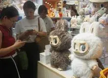 عروسک لبوبو، صاحب شرکتش را وارد فهرست ۱۰ میلیاردر برتر از نظر رشد ثروت کرد 