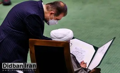 آیت الله جنتی در هنگام امضاء سوگندنامه ابراهیم رئیسی+عکس 