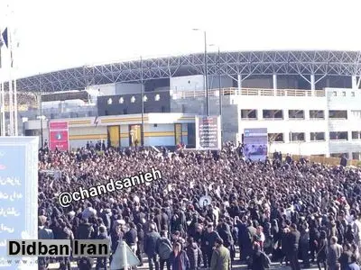 دانشجویان دانشگاه علوم و تحقیقات یک تجمع اعتراض آمیز برگزار کردند/ شعار علیه ولایتی