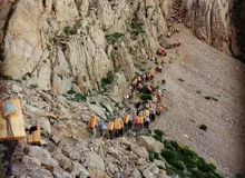 زنانِ کولبری که در حالِ استراحت کردن هستند/ تصـــویر