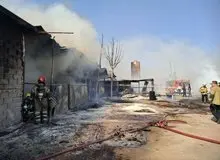  آتش‌سوزی گسترده در یک گاراژ چوب‌بری در بزرگراه آزادگان