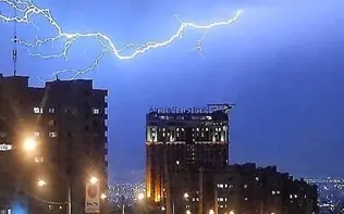 توده‌های تندری در راه تهران/ احتمال باران و وزش باد شدید