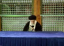 تصویری از رهبرانقلاب در حال قرائت قرآن بر مزار آیت‌الله هاشمی رفسنجانی
