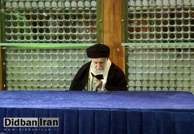 تصویری از رهبرانقلاب در حال قرائت قرآن بر مزار آیتالله هاشمی رفسنجانی