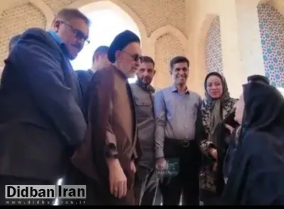 بانوی سالخورده یزدی خطاب به خاتمی: دست بده طبق فتوای آقای خمینی / خاتمی: غیر از آقای خمینی هم این را قبول داشتند