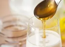 7 دلیل خوب برای خوردن شیر و عسل