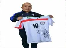 فروش پیراهن و بازوبند ورزشکار خوزستانی به نفع زلزله زدگان غرب کشور