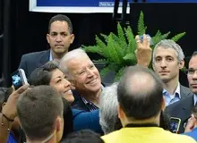 رقیب انتخاباتی ترامپ  رسوایی جنسی به بار آورد + تصاویر