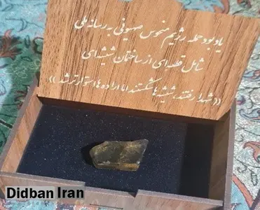 اردوی صداوسیما برای بازدید از ساختمان شیشه‌ای! / ارائه قطعاتی از ساختمان به عنوان هدیه