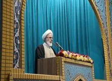 امام جمعه کرمانشاه: این روزها برخی افراد در شبکه های اجتماعی فضای مجازی در لباس استاد، کارشناس و حتی روحانی به تحلیل وضعیت کشور می پردازند و دل مردم را خالی می کنند؛ مردم فریب نخورند