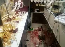 فیلم لحظه سرقت مسلحانه از یک طلافروشی در رودبار جنوب/ شلیک گلوله به مرد طلافروش