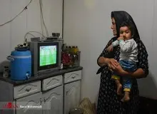 تصاویری زیبا از تماشای بازی ایران و اسپانیا در منطقه زلزله زده سر پل ذهاب 
