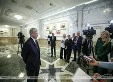 لوکاشنکو هم با ترامپ صلح کرد/ در پی لغو تحریم‌ آمریکا علیه بلاروس، لوکاشنکو ۱۲۳ زندانی سیاسی را آزاد و دیپورت کرد