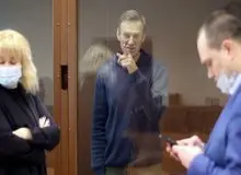 مخالف کرملین محاکمه خود به "اتهام افترا" را به تمسخر گرفت/ ناوالنی خطاب به قاضی دادگاه‌اش: دستور تهیه خیارشور را ندارید؟!