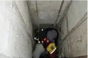 فیلم لحظه سقوط کارمند شهرداری تهران به داخل آسانسور