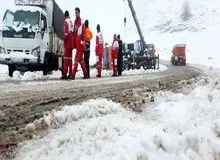 بارش برف سبب کندی حرکت خودروها در جاده کرج - چالوس شد / بیشترین بارش ها از محدوده دیزین تا دهانه جنوبی کندوان