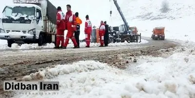 بارش برف سبب کندی حرکت خودروها در جاده کرج - چالوس شد / بیشترین بارش ها از محدوده دیزین تا دهانه جنوبی کندوان