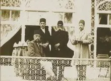 مظفرالدین شاه در مقابل یک دسته گل، به دختر صربستانی سکه طلا داد