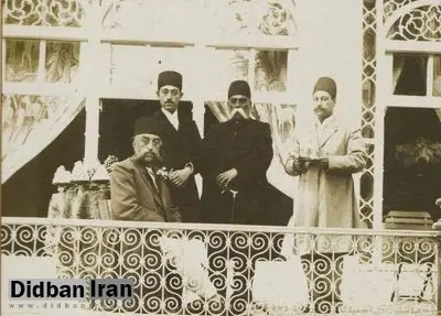 مظفرالدین شاه در مقابل یک دسته گل، به دختر صربستانی سکه طلا داد