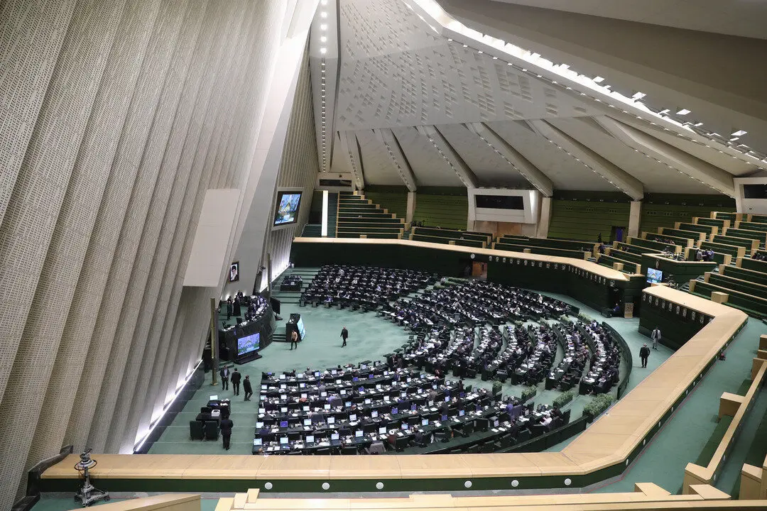 روز گوشی‌بازی در صحن مجلس/ عکاسی نمایندگان در جلسه علنی