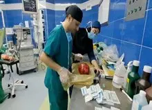 خارج کردن توده ۳/۵ کیلویی از کلیه یک مرد/ عکس