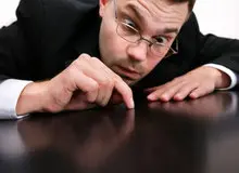 شوهر وسواسی: خودکارکلانتری کثیف است با آن امضا نمی کنم!