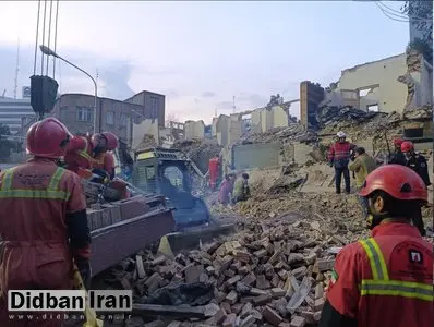 خروج یک نفر از زیر آوار ساختمان تخریب شده در خیابان طالقانی