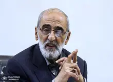 واکنش کیهان به ادعای باز شدن چشم آیت الله مصباح در زمان غسل دادن/ حسین شریعتمداری: شاید غسال «خطای دید» داشته است