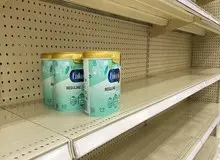 سندیکای تولید دارو‌های انسانی: پس از ۱۵ سال با سیاست‌های غلط کشور با کمبود شیر خشک مواجه شدیم/ سازمان غذا و دارو از سه هفته قبل به صورت ناگهانی و بدون اطلاع قبلی نرخ ارز دولتی از ۴۲۰۰ تومان را به ۲۸۵۰۰ تومان تغییر داد