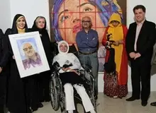 دکتر شفیعی کدکنی در کنار پرتره‌‌اش که با دندان کشیده شده است/ عکس