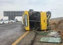 ۶ مصدوم بر اثر واژگونی اتوبوس در جاده تهران - قم