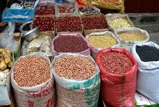 داوود لپه‌چی، رئیس هیأت‌مدیره انجمن حبوبات ایران خبر داد: افزایش قیمت حبوبات به دلیل خشکسالی و افزایش قیمت ارز/امسال نسبت به پارسال ۲۰ درصد کاهش واردات داشتیم/ ۷۰ درصد عدس، نخود و لپه وارداتی است/ ۴ماه باید برای دریافت ارز در صف بمانیم 