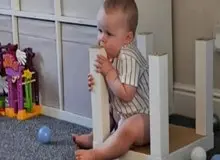 اختلال هرزه خواری چیست؟ نوزادی که کتاب و تخت خواب را می‌جود!