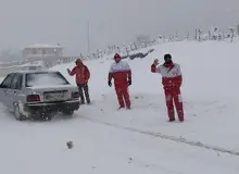 بارش شدید برف محورهای کوهستانی گیلان را مسدود کرد/ کولاک شدید در گردنه‌ها