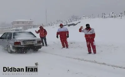 بارش شدید برف محورهای کوهستانی گیلان را مسدود کرد/ کولاک شدید در گردنه‌ها