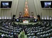 دو انگشت دست راست علی لاریجانی، درجیب چپ کت خاکستری