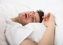 چگونه خود را از معضل خروپف نجات دهیم؟