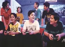 تهیه‌کننده نماهنگ «دهه هشتادیا»: می خواستیم در این کلیپ از فوتبالیست ها هم استفاده کنیم که اعداد عجیبی گفتند/ اگر مهدی ترابی و... می‌آمدند فضای کار هم تغییر می‌کرد