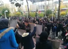  روایت  ارگان رسانه ای دولت از علت برخورد «بسیجیان و دانشجویان» دانشگاه
 شریف/ دانشجویان بسیجی اجازه ندادند، پسران و دختران با هم غذا بخورند