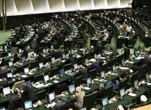 از گعده نمایندگان با محوریت عضو جبهه پایداری تا نمایش موافقت و مخالفت با نمایش اعداد دو و چهار /تصاویر دیدنی از حاشیه‌های جلسۀ بررسی لایحه بودجه