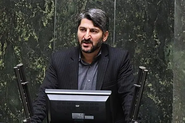 انتقاد یک نماینده به پزشکیان؛ دختر و دامادتان در فروشگاه‌های لاکچری خارج جولان می‌دهند/ اطراف شما را کسانی احاطه کرده‌اند که بعضا خائن هستند!