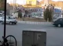 رانندگی دیوانه وار زن جوان در بافت و آسیب به خودروها/FILM