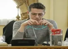 مهدی بیک؛ دبیر سرویس سیاسی روزنامه اعتماد شب گذشته بازداشت شد
