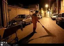 طلاب حوزه علمیه گناباد به کمک پاکبانان شهرداری رفتند
