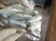 فراجا: کشف حدود یک کیلو کوکائین از شکم مسافری در فرودگاه امام خمینی/ ۷۷ بسته مواد مخدر از وی دفع و ضبط شد