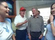 وزارت دادگستری آمریکا ۱۰۰ هزار صفحه از اسناد جفری اپستین را منتشر کرد / نام ترامپ در تعداد کمی از اسناد وجود دارد / انتشار تصویر کلینتون در حال شنا در کنار همدست اپستین و یک زن دیگر