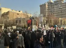 تجمع دانشجویان بسیجی و طلاب مقابل سفارت انگلیس با سیستم های صوتی/ شعار  «سفیر انگلیسی ایزیلایف، ایزیلایف»+تصاویر
